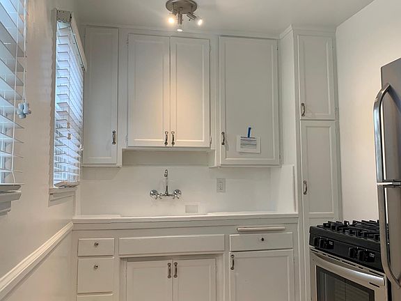2nd image of 1926 Grace Ave APT B