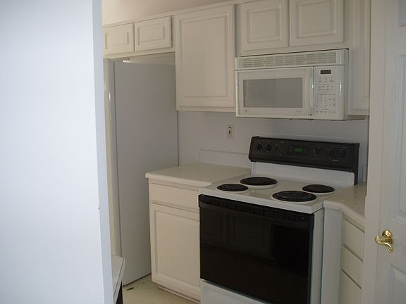 Kitchen w/ all appliances