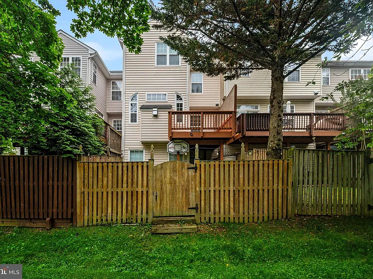 824 Stonehurst Ct — Photo 35