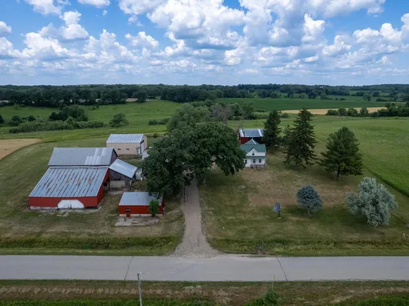 W370 Harrison Road, Fall River, WI 53932
