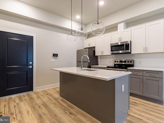 5th image of 121-27 W Cumberland St #104