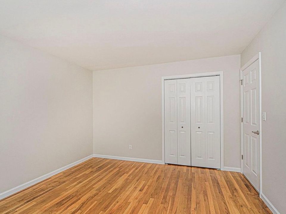 1st image of 292 Chesterton Ave Floor 1