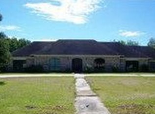 8 Colony Dr, Angleton, TX 77515