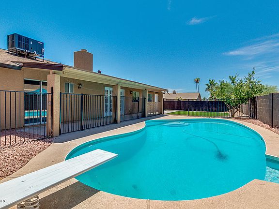 5th image of 4442 W Paradise Dr
