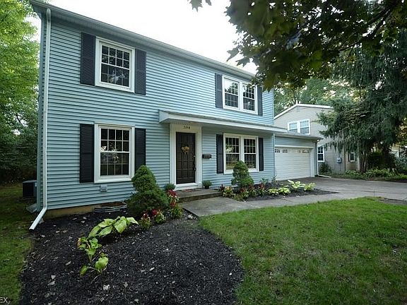 2nd image of 594 Megglen Ave