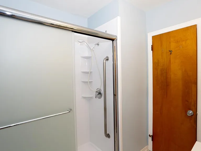 Bathroom w/ large standing shower