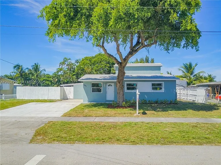 3921 SW 31st Dr — Photo 2