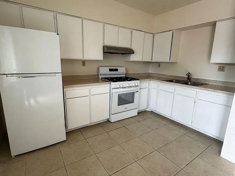 2873 N Fontana Ave — Photo 3
