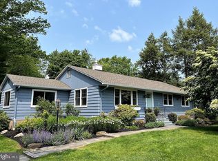 2 Harvest Dr, Pennington, NJ 08534