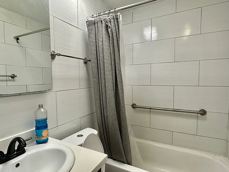 811 Vouray Dr #B — Photo 2