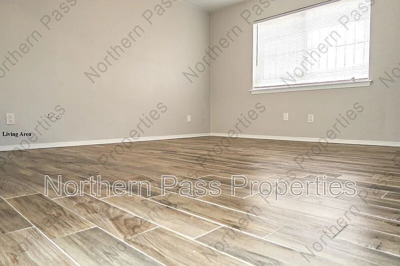 2 bed, 1.5 bath, 884 sqft, $1,095 — Photo 3