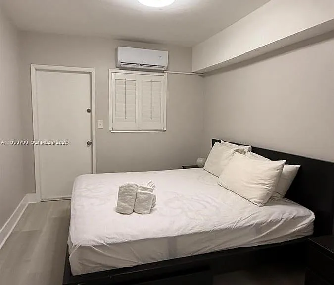 4201 Indian Creek Dr #4 — Photo 2