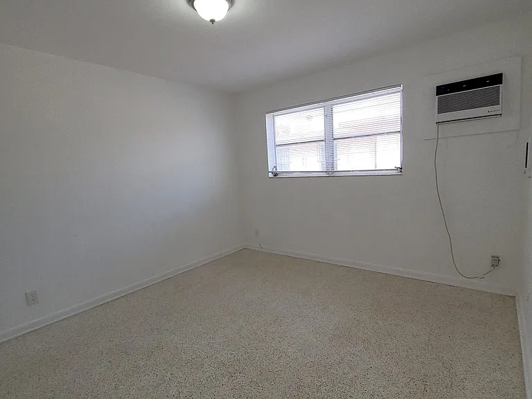 831 SW 4th St #6 — Photo 12