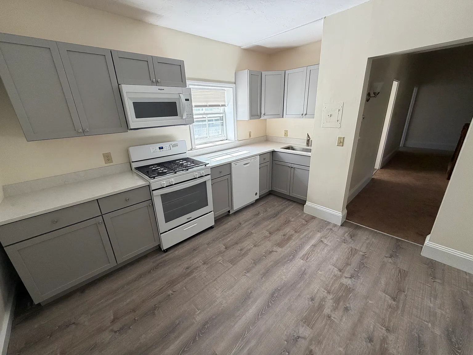4 bed, $3,000 — Photo 2