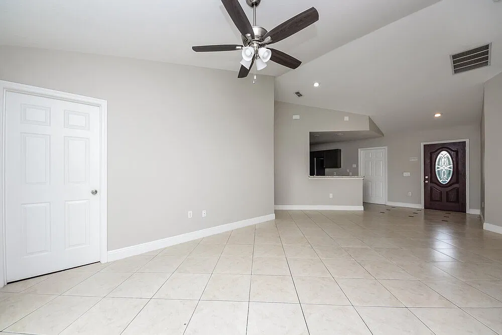 3 bed, 2.0 bath, 1254 sqft, $2,070 — Photo 3