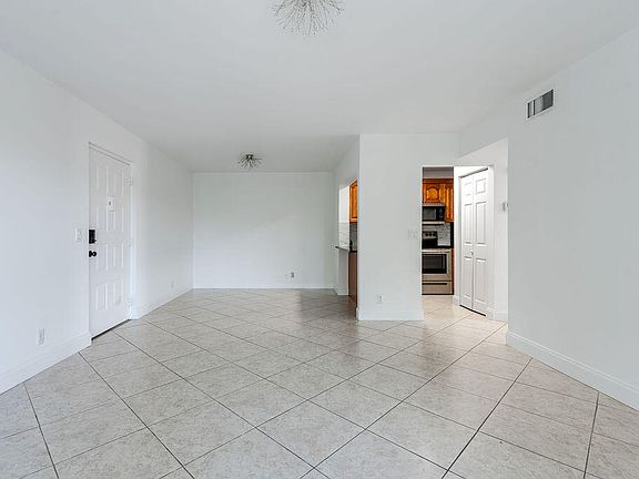5th image of 617 Sea Pine Way #D2