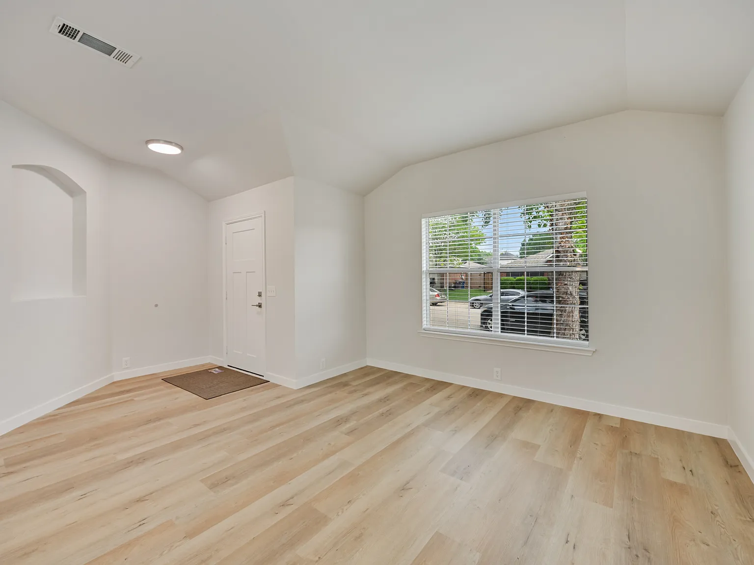 3 bed, 1870 sqft, $2,500 — Photo 2