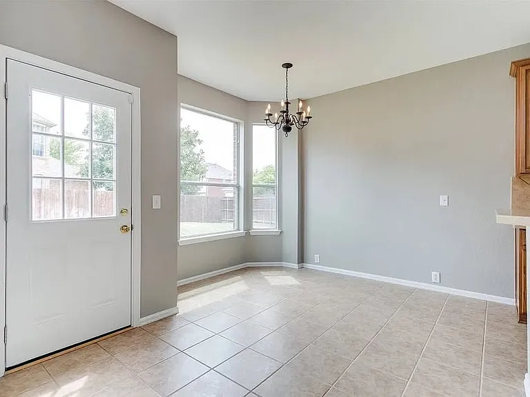 2700 Thorncreek Ln — Photo 4