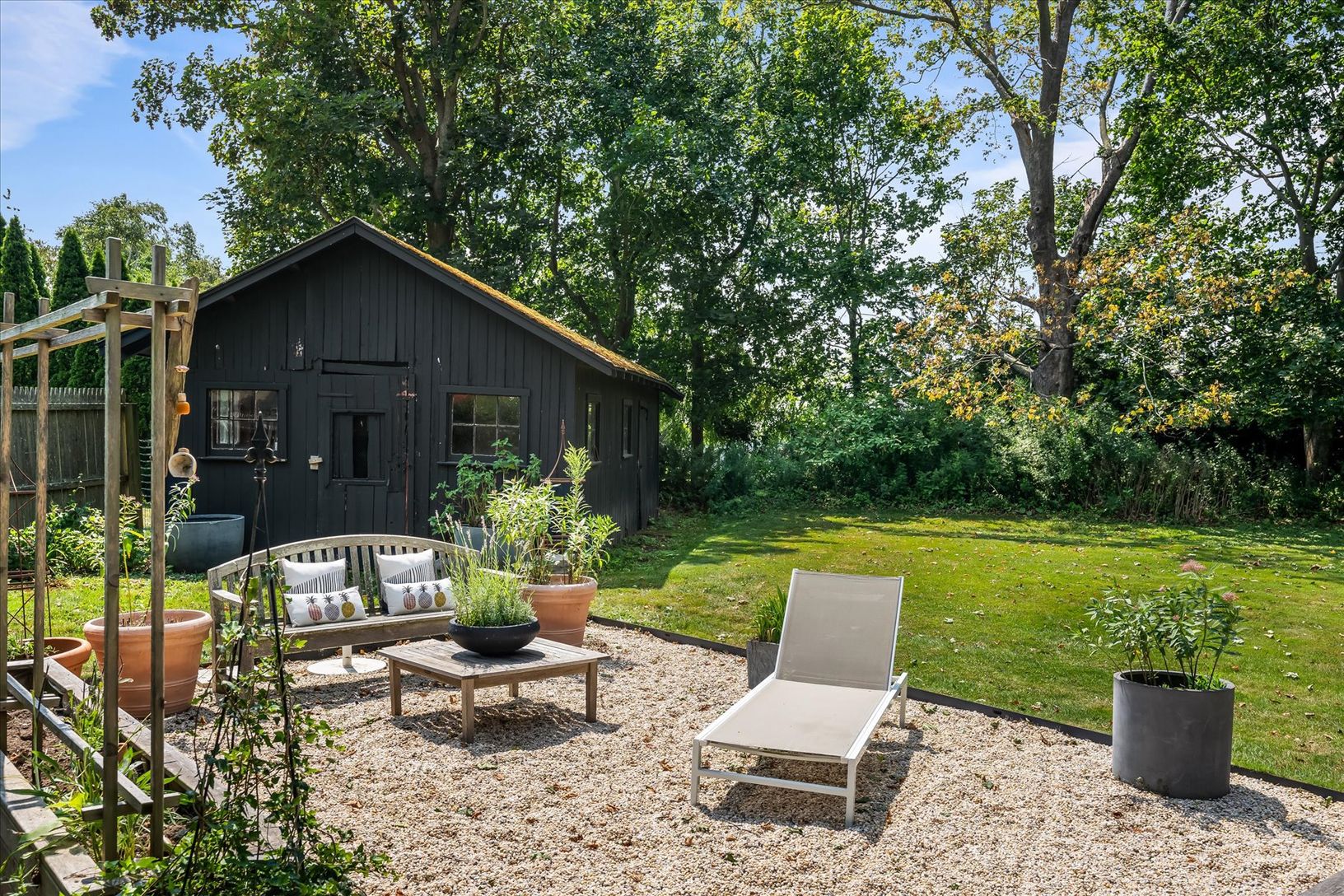  Courtyard garden & stable 