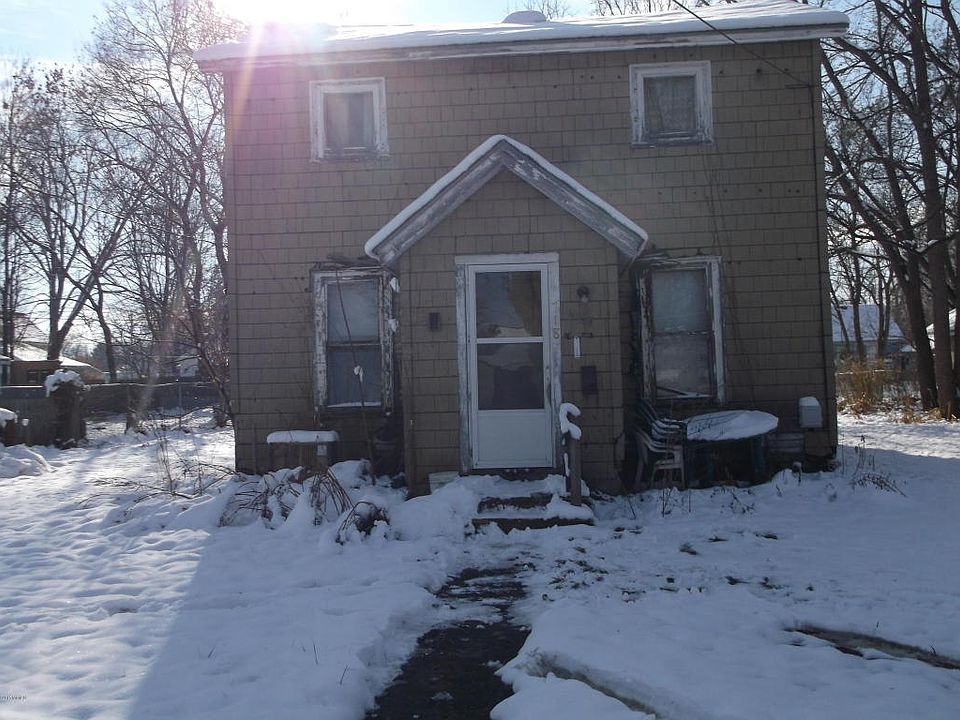 1st image of 718 E Grand St