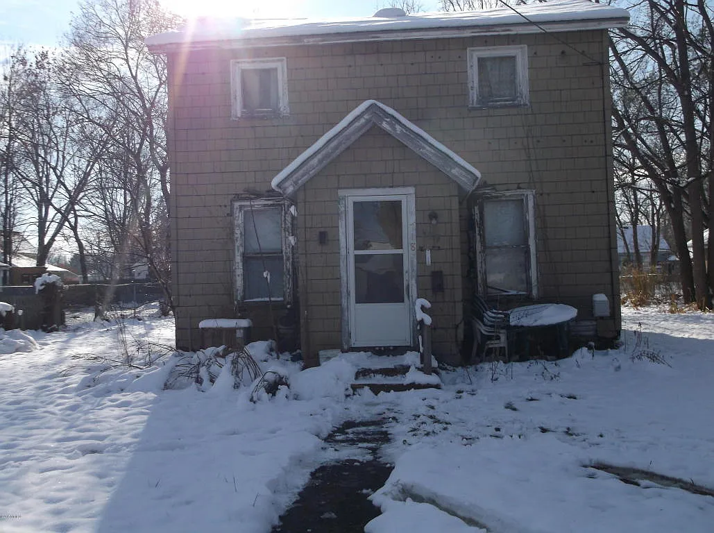 718 E Grand St photo 1