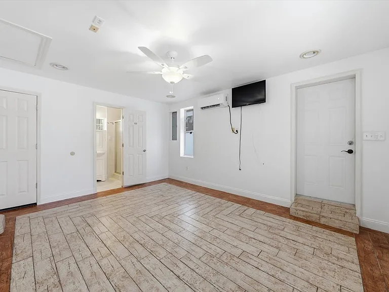 1647 Bay St SE — Photo 28