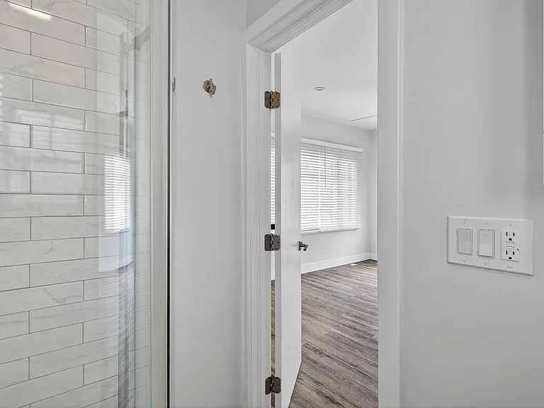 405 W 3rd Street — Photo 16
