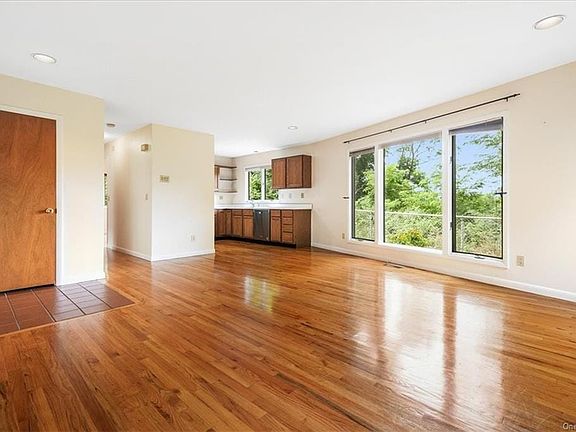 4th image of 35 Wayne St