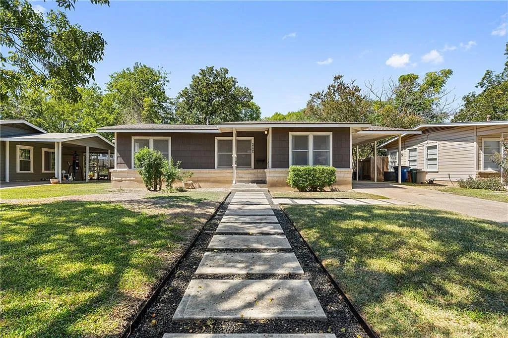 3 bed, 1.0 bath, 996 sqft, $2,995 — Photo 1