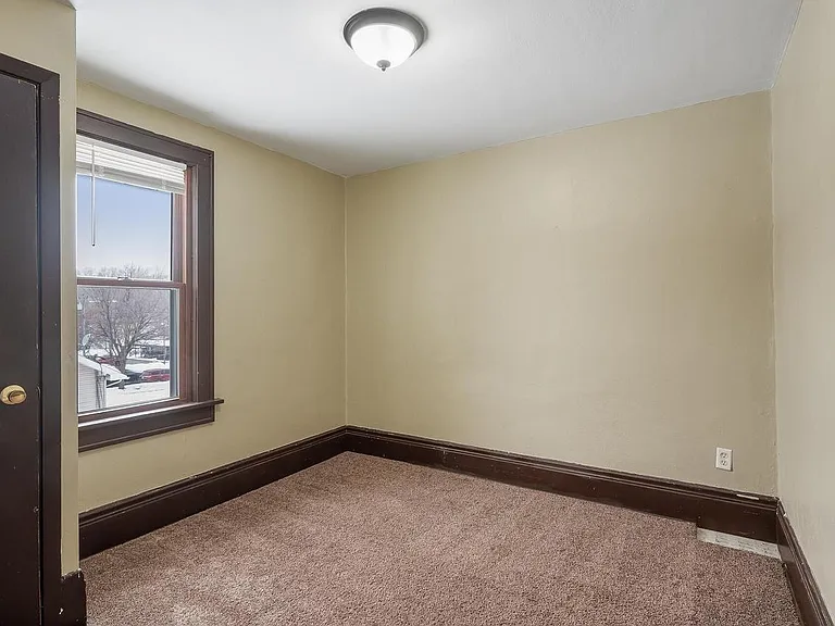 119 Wyoming St E — Photo 5