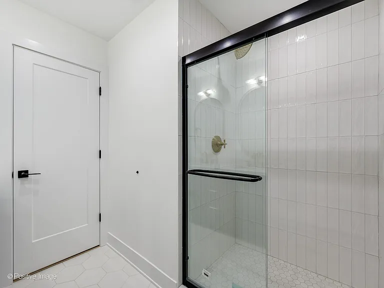 1838 N Rockwell St #1 — Photo 5