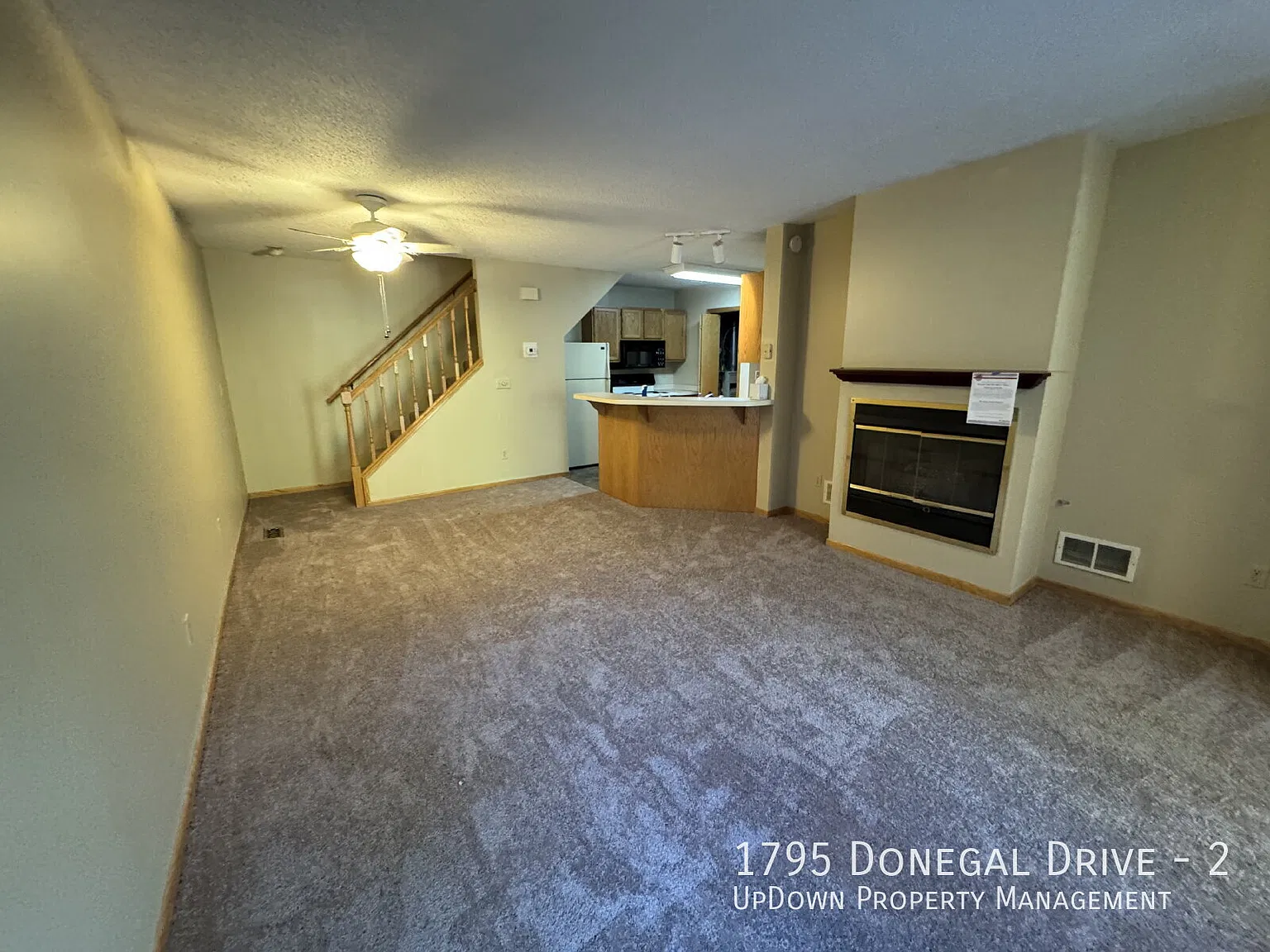 New Carpet and Freshly Painted Charming 2-Bed Townhouse Retreat in Woodbury Spacious 1080 Sq Ft w... — Photo 3