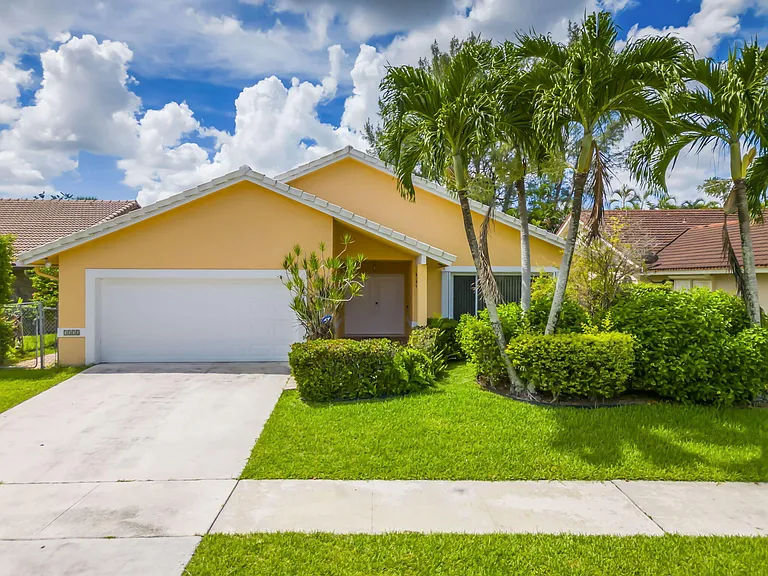 7572 Silver Woods Ct — Photo 1