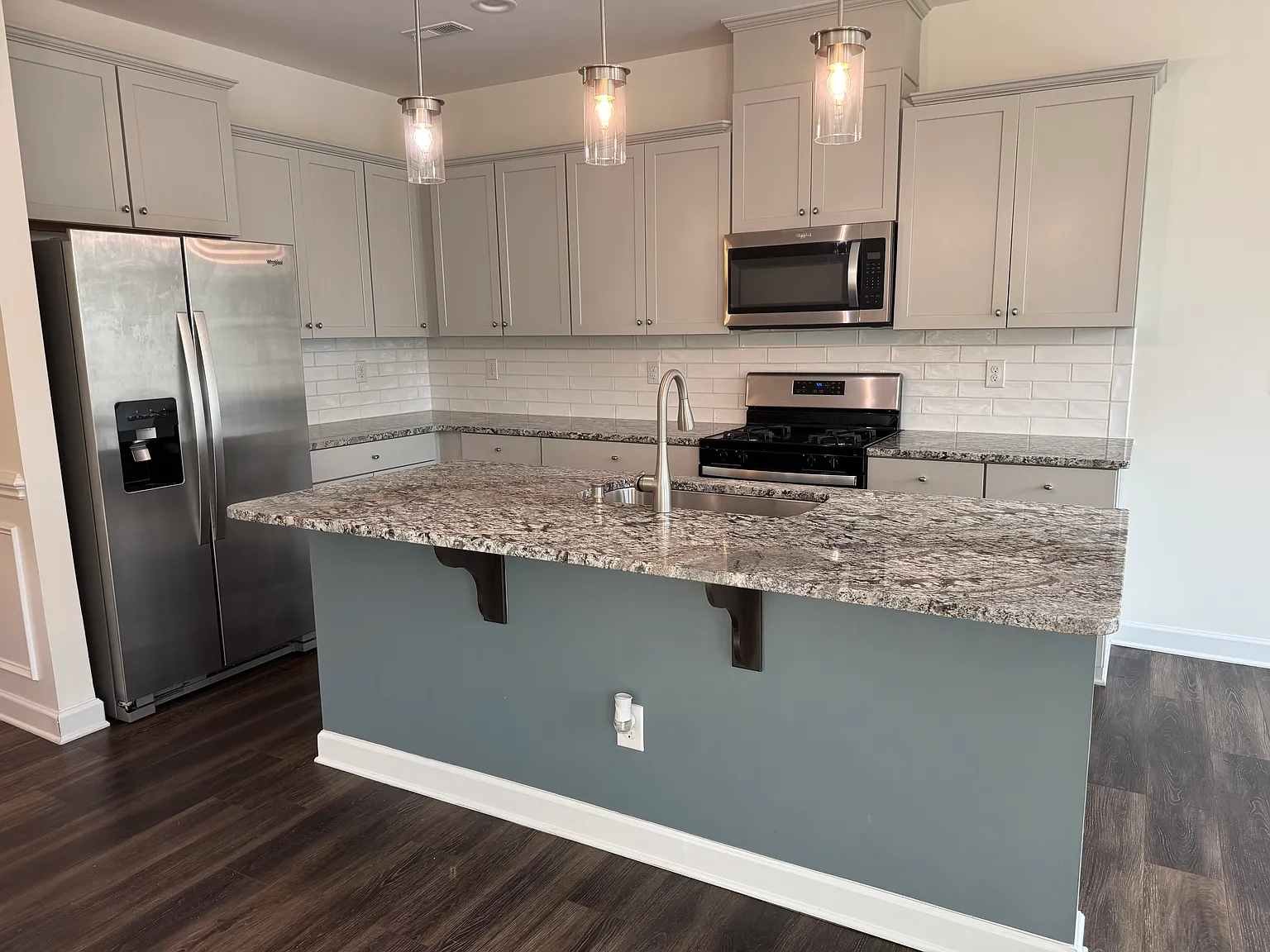 3 bed, 1924 sqft, $2,400 — Photo 4