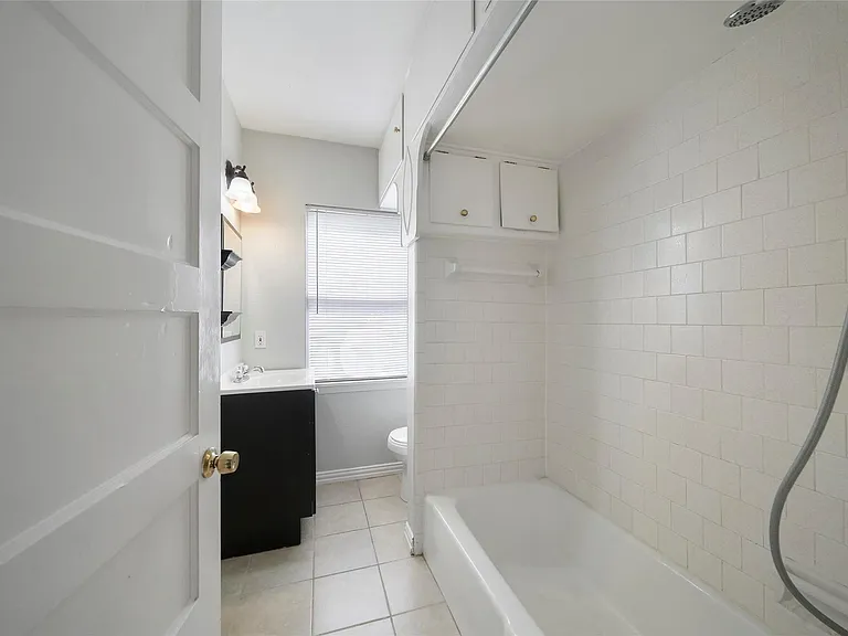 930 W 42nd St — Photo 27