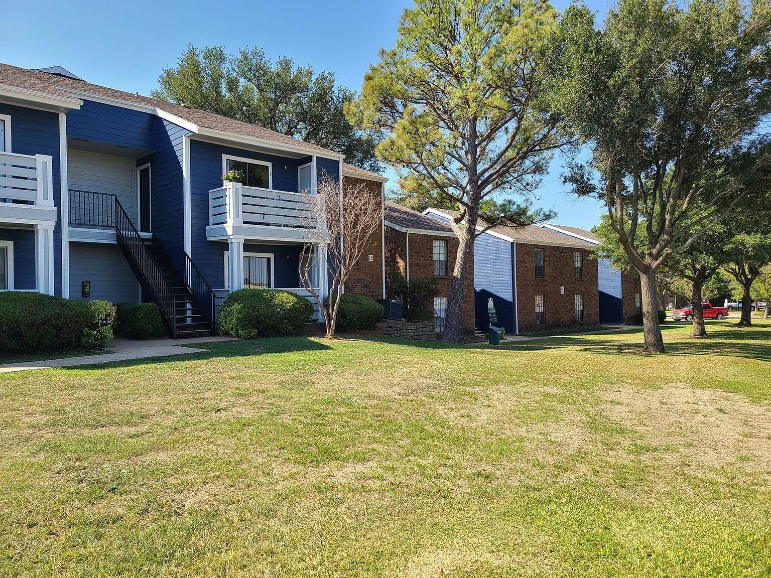 Post Oaks Apartments — Photo 3