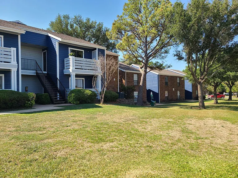 Post Oaks Apartments — Photo 2