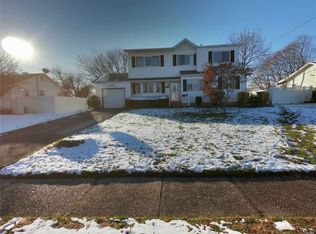 28 Winnie Ln, Brentwood, NY 11717