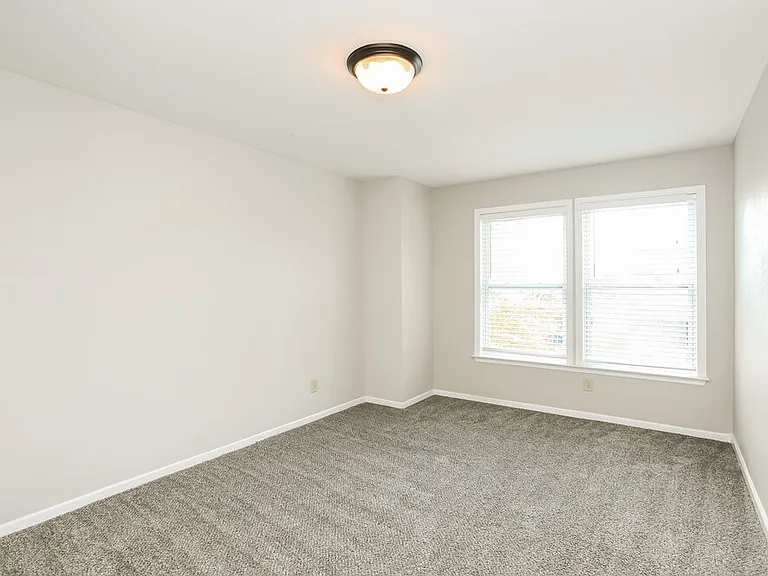 10718 Pavilion Dr — Photo 13