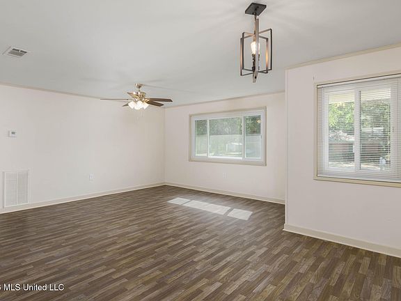 3rd image of 108 Barron St