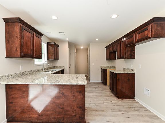 4th image of 480 Lee St