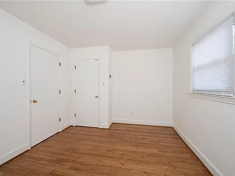 2400 Queen St — Photo 12