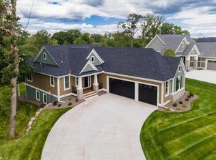 3 Pondview Trl, North Oaks, MN 55127