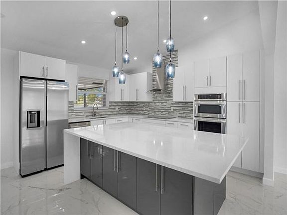 4th image of 10201 SW 15th Pl