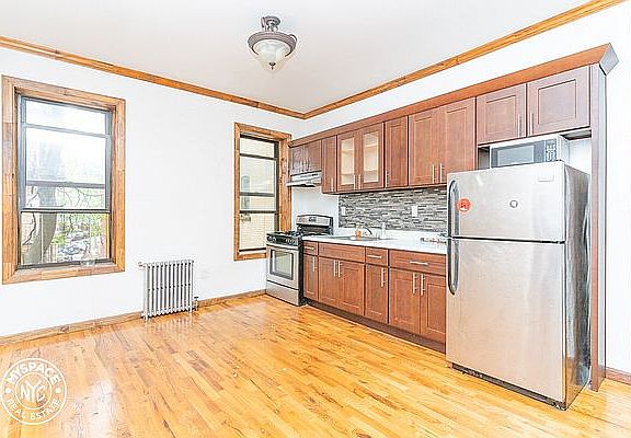 4th image of 943 Willoughby Ave #556