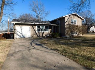 2930 SW Sunset Rd, Topeka, KS 66614