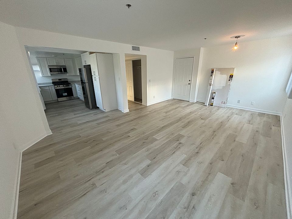 1st image of 555 Oak St APT 304