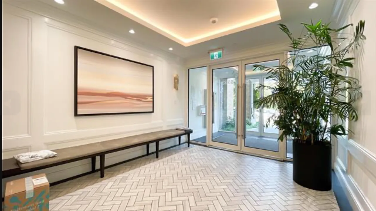 Beautiful Executive 2x2 on Cambie St — Photo 2