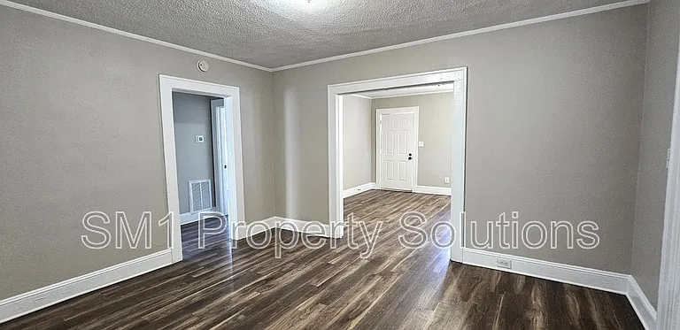 1215 Arlington St — Photo 3