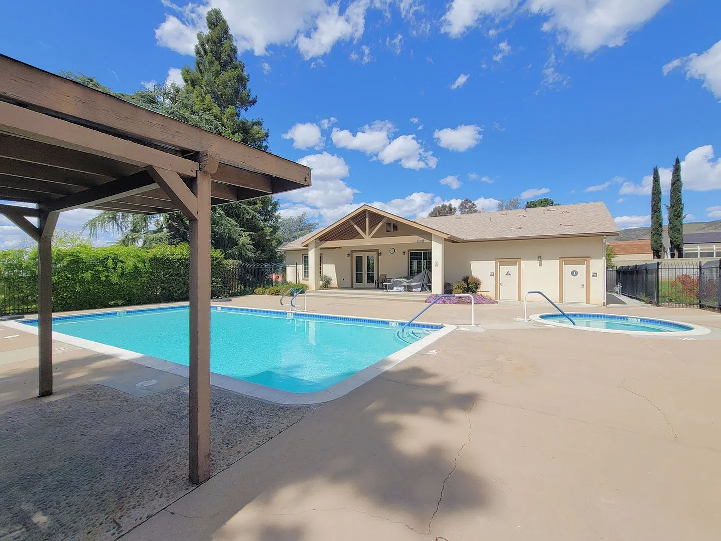 Beautiful Single-Story 2-Bedroom House in Upper Yucaipa! — Photo 3